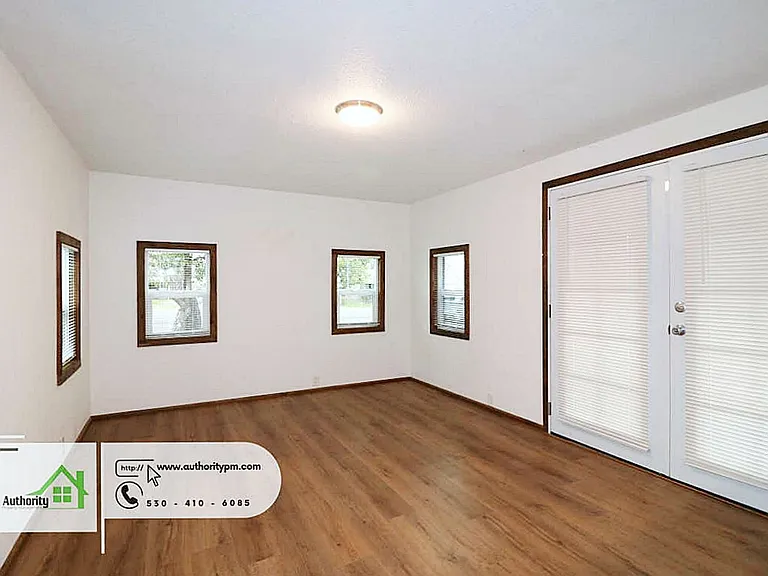 4083 Notre Dame Ave — Photo 12