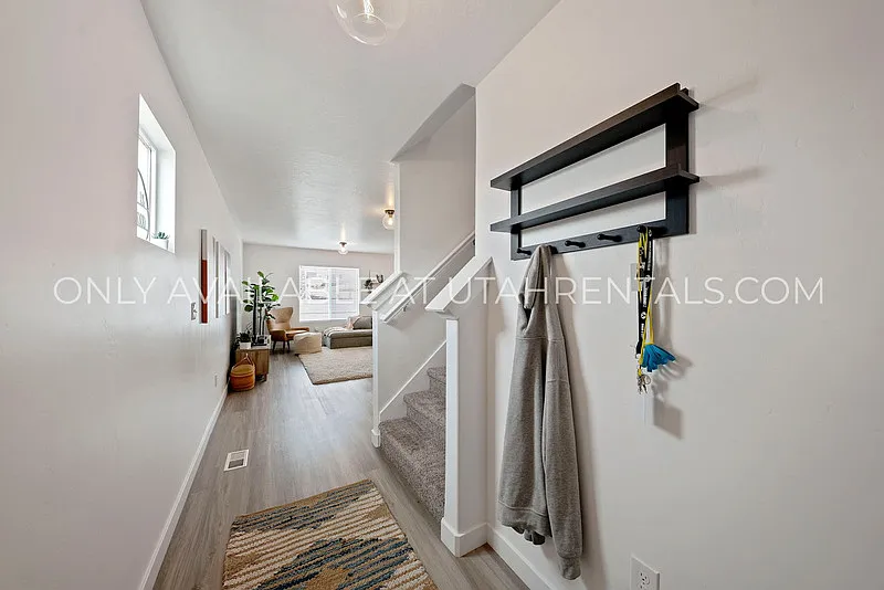 3 bed, 2.0 bath, 2419 sqft, $2,050 — Photo 4