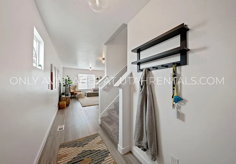 341 N Angus Dr — Photo 5