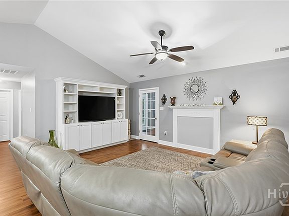 3rd image of 40 Churchill Court
