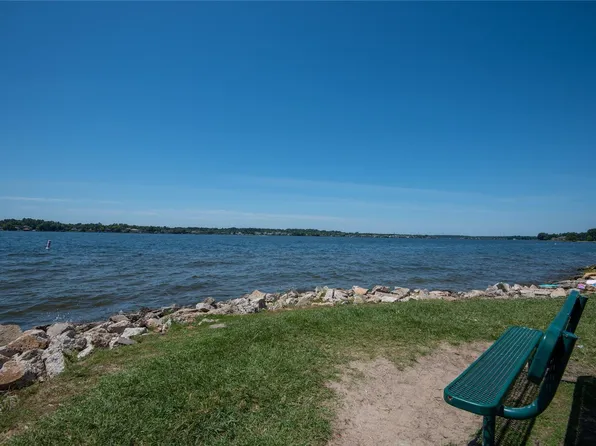 12810 Lake Shore Dr, Montgomery, TX 77356