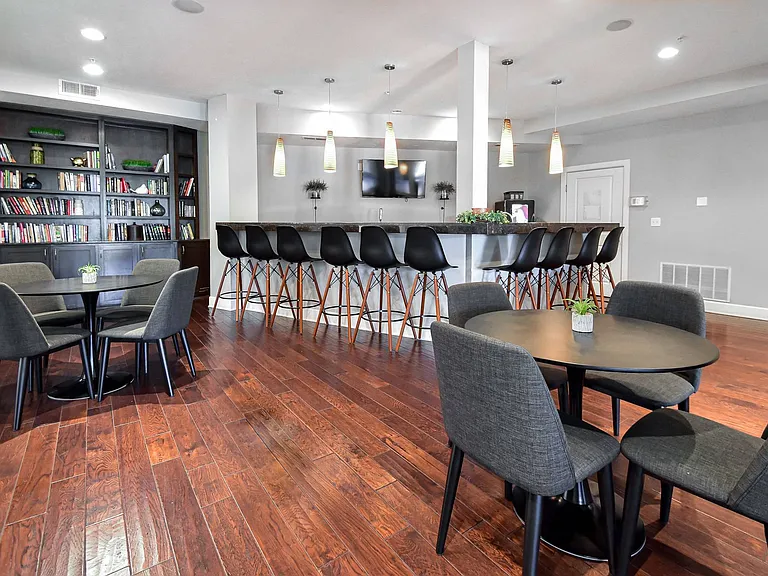 Kenyon Square Apartments — Photo 16