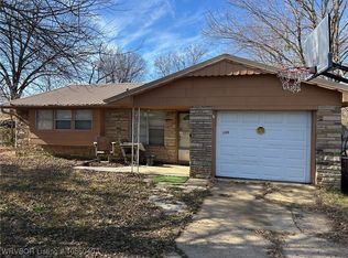 105 N Apache St, Sallisaw, OK 74955