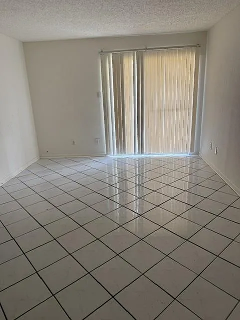 2 bed, 2.0 bath, 961 sqft, $1,250 — Photo 2
