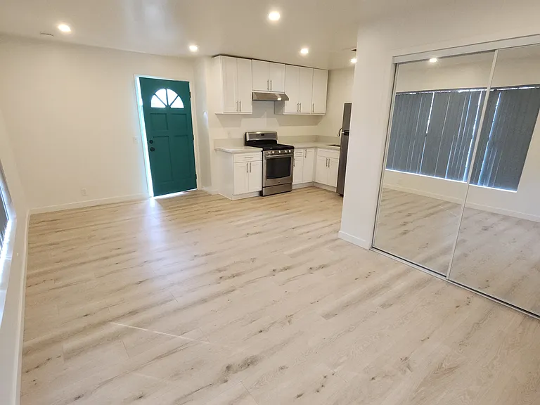 111 Marion Ave #B — Photo 3