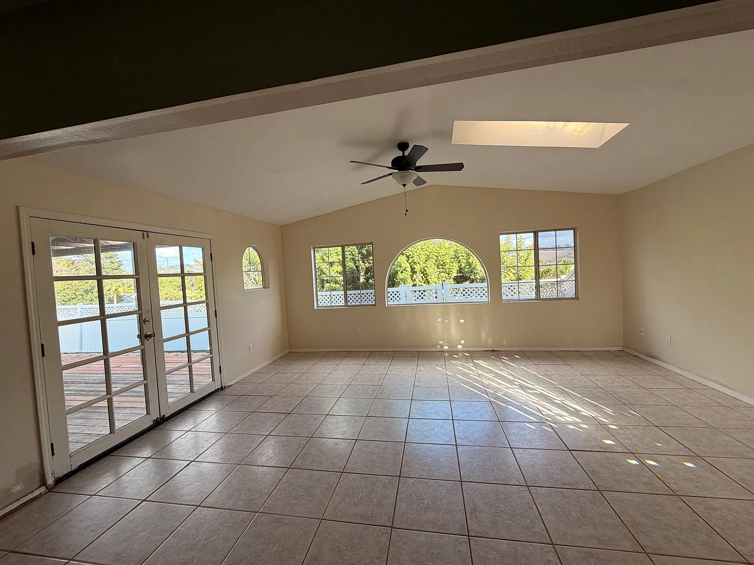 3 bed, 1400 sqft, $4,100 — Photo 2