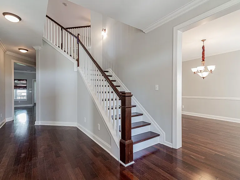 412 Meadowcrest Cir — Photo 3