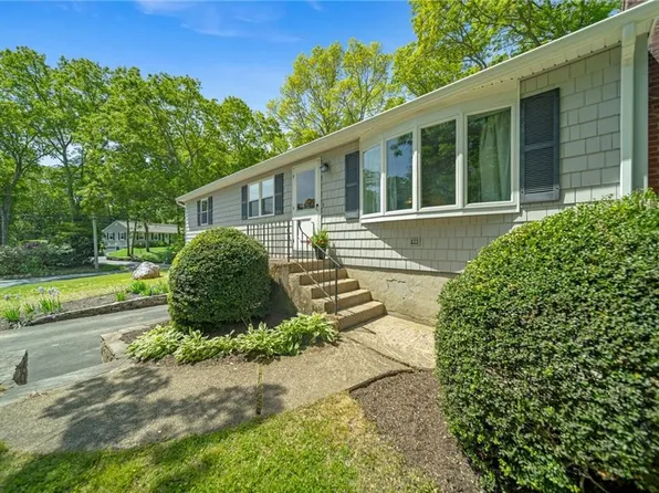 10 Meadowland Dr, North Kingstown, RI 02852