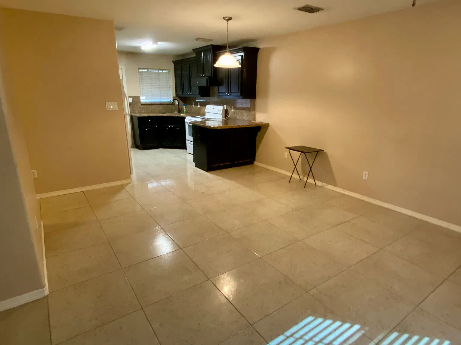 2 bed, 1000 sqft, $975 — Photo 2