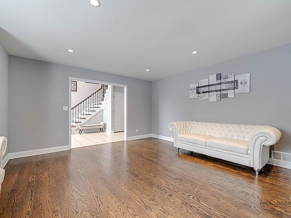 4th image of 9 Seneca Ave W