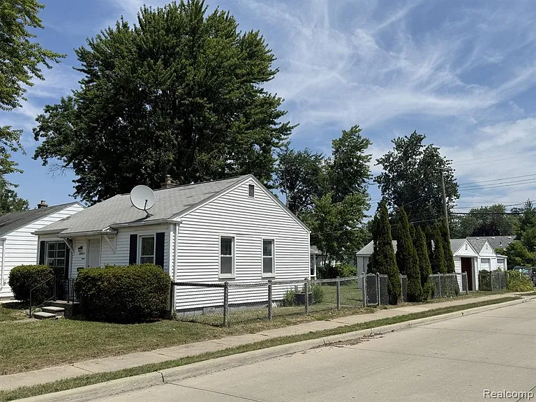 26604 Groveland St — Photo 2