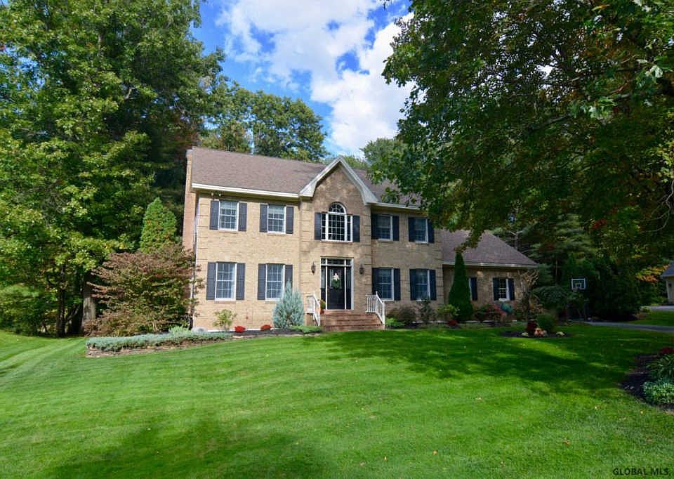 1st image of 9 Cobble Hill Dr