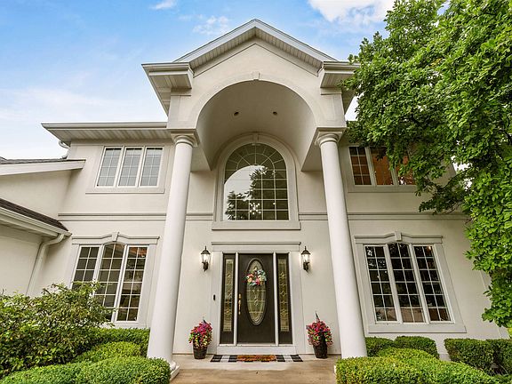 3rd image of 601 E Carrington Ln