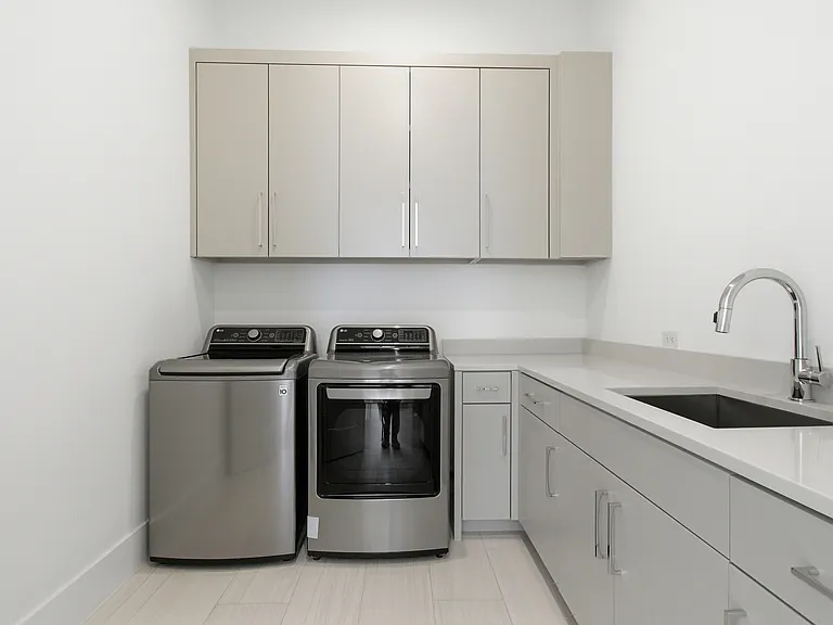 9855 Kingsway Ave — Photo 18