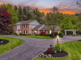 967 Robinwood Hills Dr, Akron, OH 44333