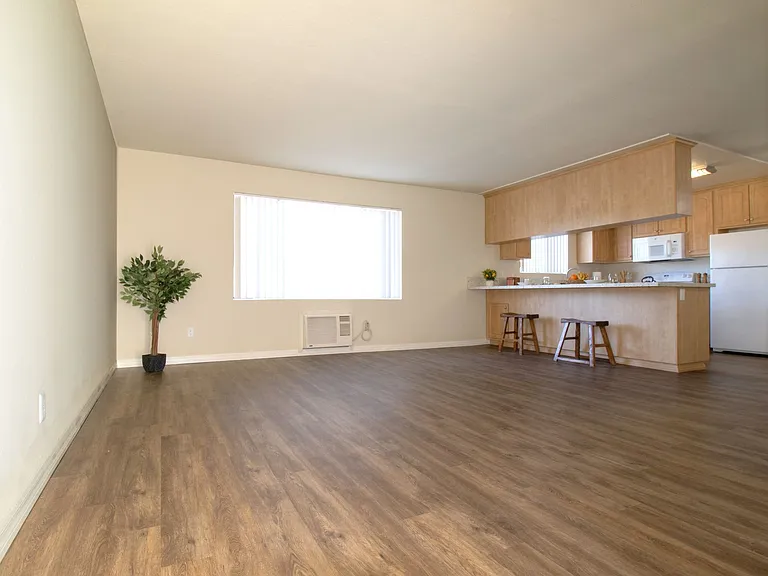 Gold Coast Apartments — Photo 60