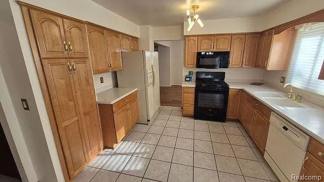 3 bed, 2.5 bath, 1835 sqft, $2,400 — Photo 3