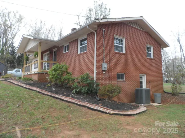 205 Phillips St, Morganton, NC 28655