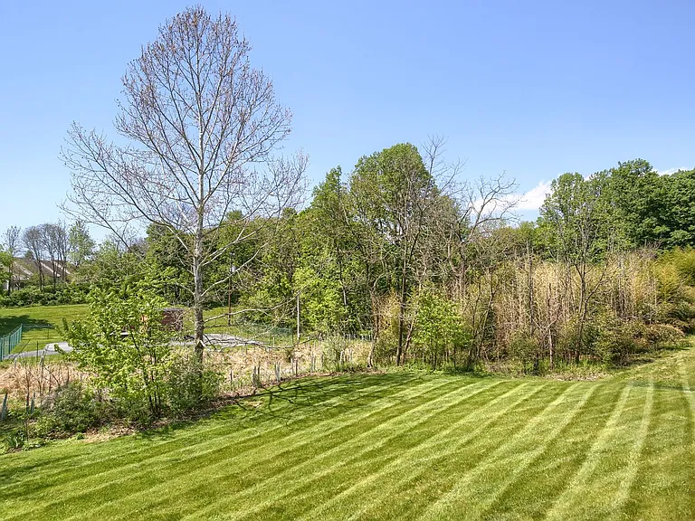 690 Stoverdale Rd — Photo 38
