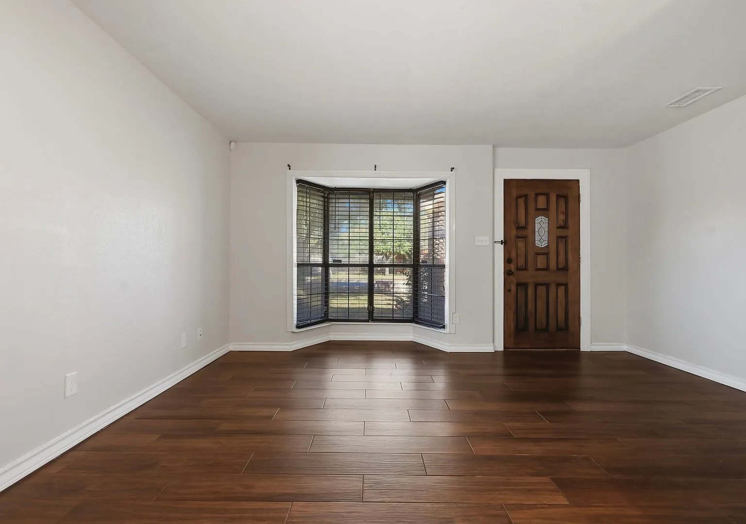 126 La Silla Dr: 3Bed/2Bath/2Car Garage — Photo 3