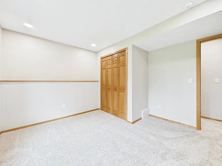 2505 N Vincent Ave — Photo 24