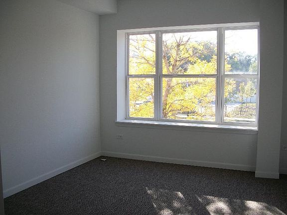 2nd image of 1544 W Glenlake Ave APT 4A
