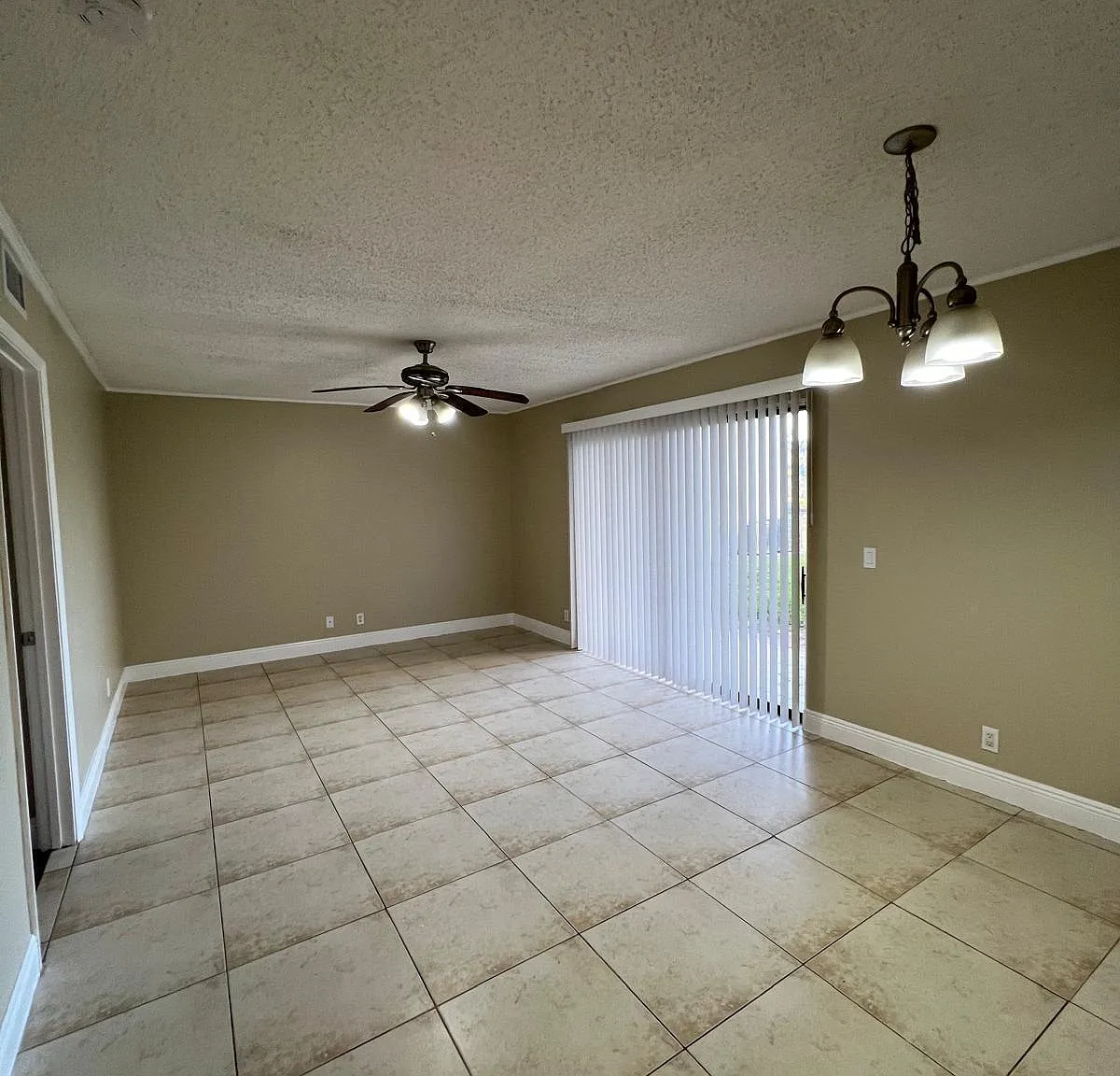 2 bed, 2.0 bath, 904 sqft, $1,925 — Photo 2