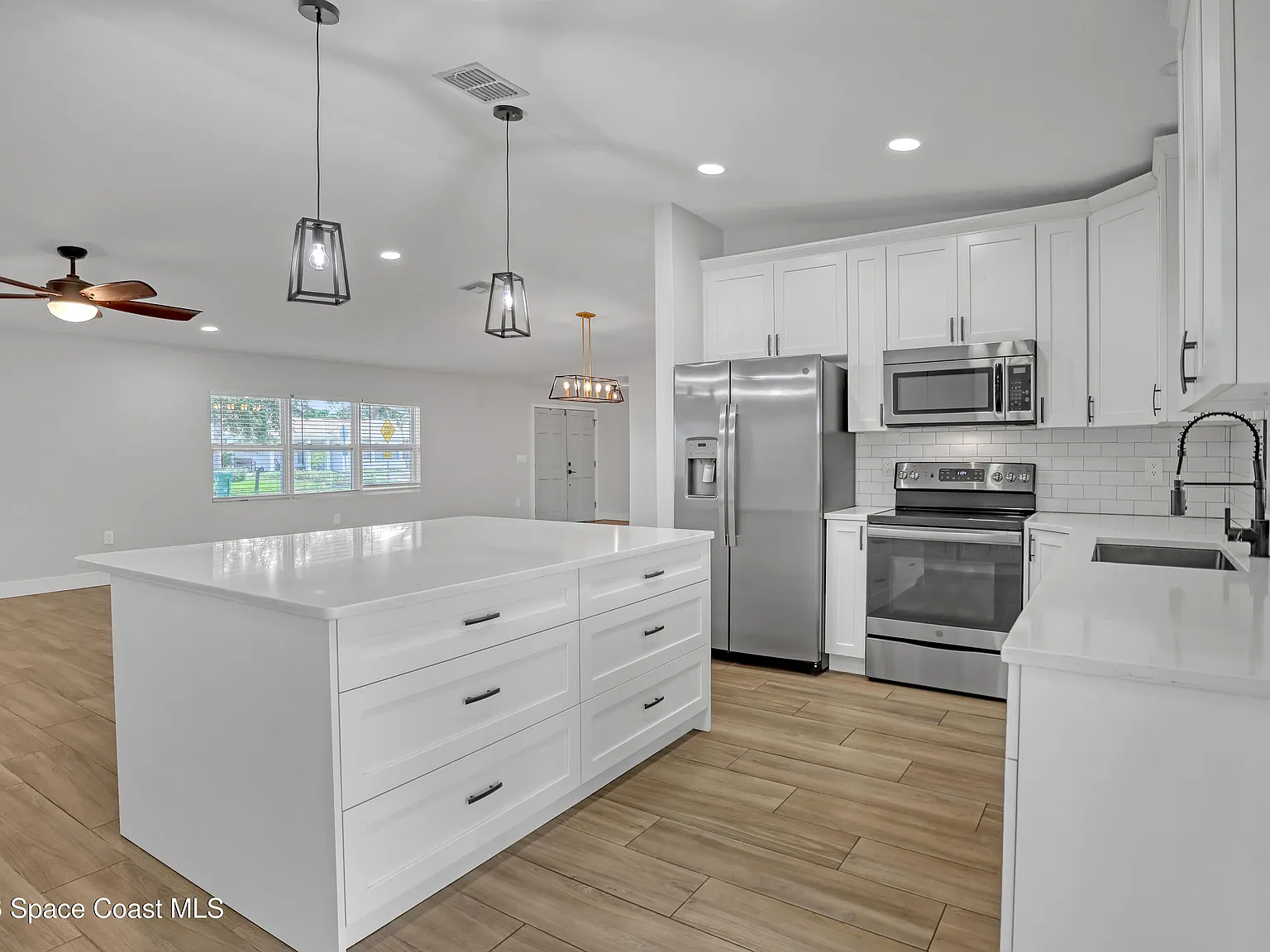 4 bed, 2.0 bath, 2300 sqft, $3,300 — Photo 4