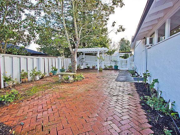 3rd image of 108 Hillcrest Dr