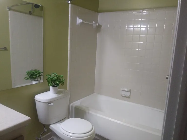 Farmington View Apartments - Farmington Hills, MI — Photo 3