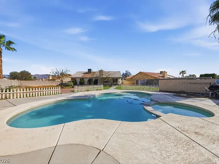 4251 Valley Royal Dr — Photo 2