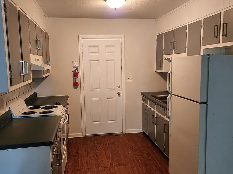 585 Marina St — Photo 6