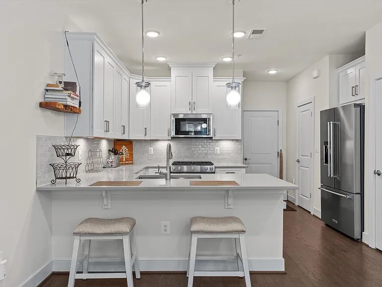 813 Rockwell Ave — Photo 7