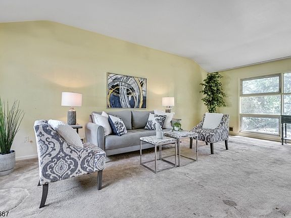 3rd image of 5 Belaire Dr