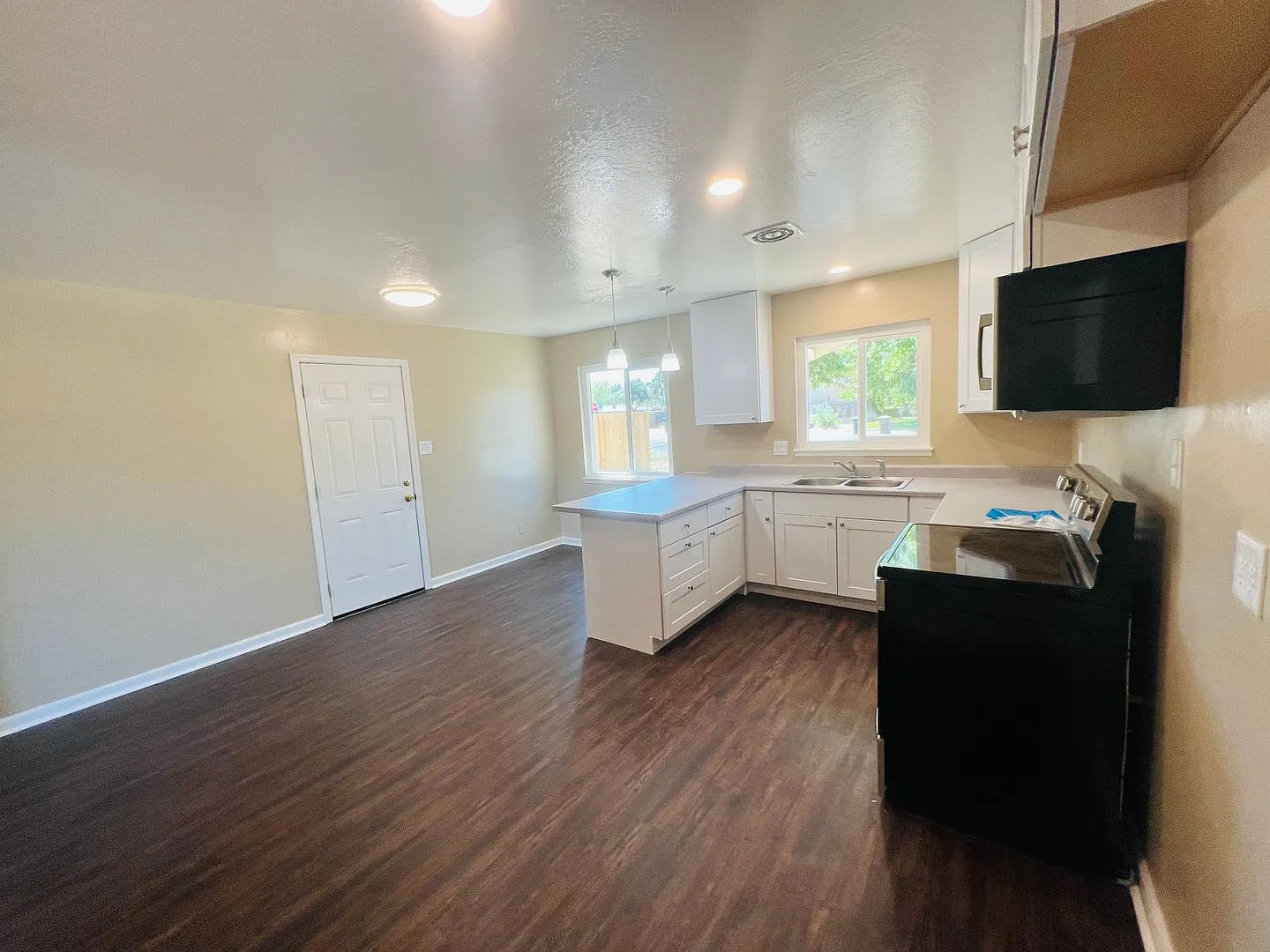 Cute 3 Bedroom Home! — Photo 2