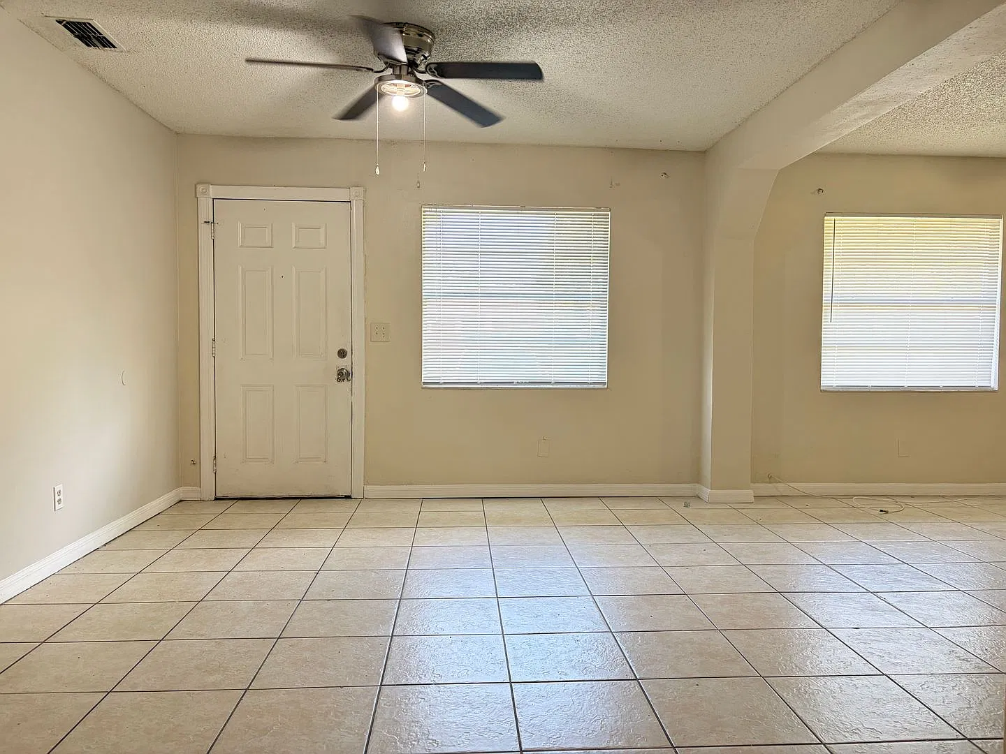 Huge 6/2 Single Family Home — Photo 2
