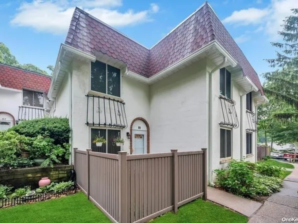 89 Skyline Drive #89, Coram, NY 11727