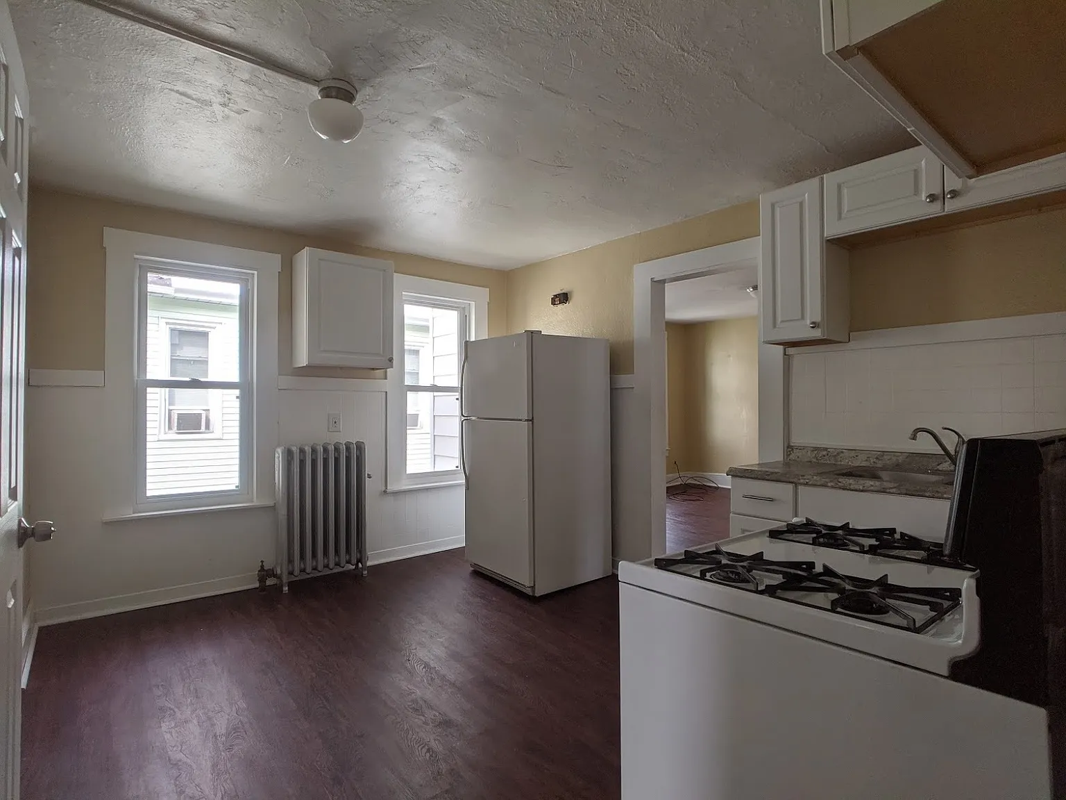 3 bed, $1,400 — Photo 2