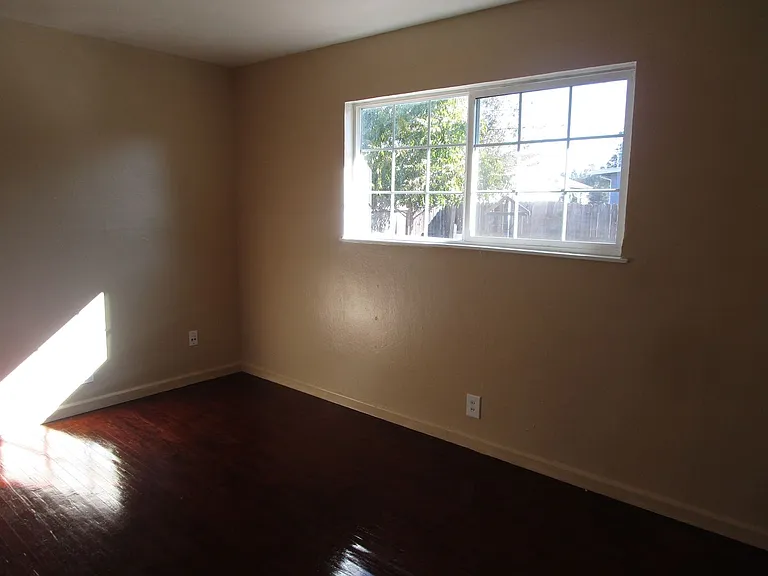 1642 Dover Ave — Photo 9