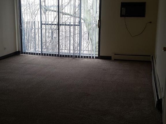 3rd image of 885 Westmoreland Dr APT 15