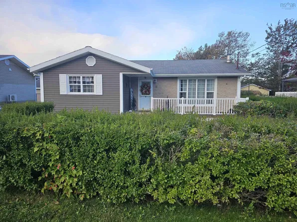 8 Stacey Ave, North Sydney, NS B2A 3P4