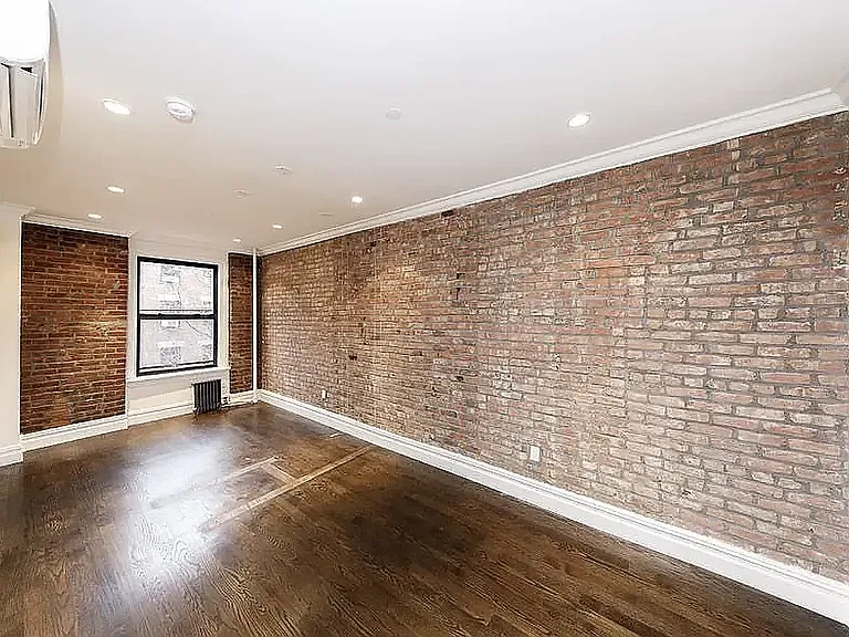 222 E 12th St #4B — Photo 2
