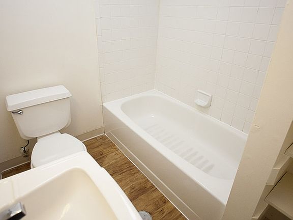 4th image of 208 Governors Ln APT 2