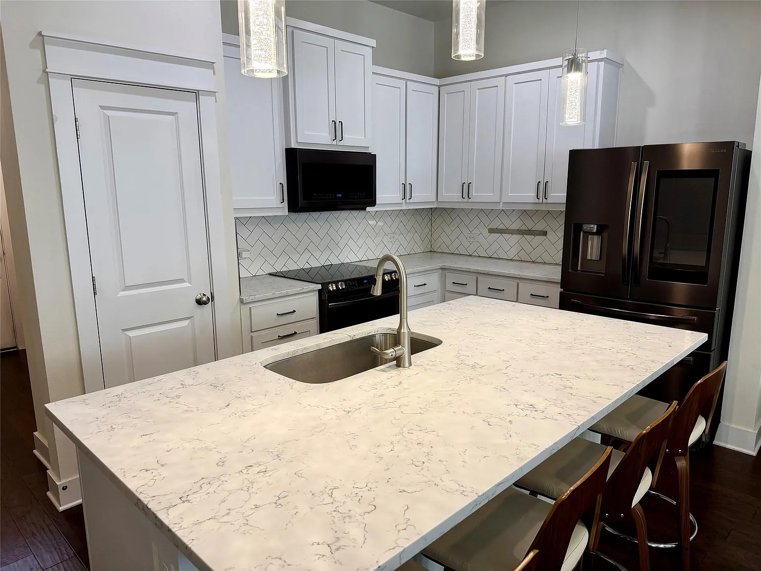 2 bed, 2.0 bath, 1828 sqft, $2,400 — Photo 2