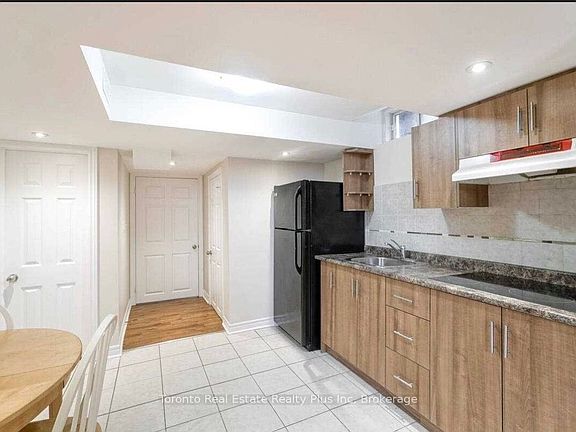 2nd image of 42 Crystalview Cres