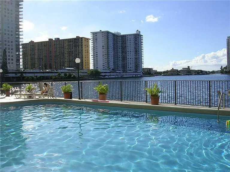 17500 N Bay Rd #508 — Photo 2