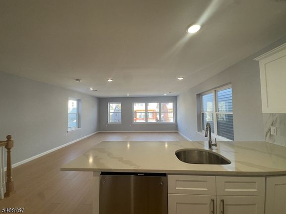 3rd image of 27 Isabella Ave Floor 2