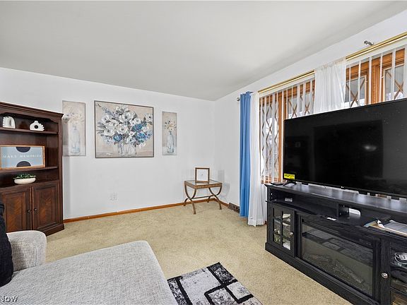 3rd image of 117 Woodview Dr