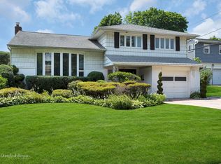 125 Serpentine Ln, Albertson, NY 11507