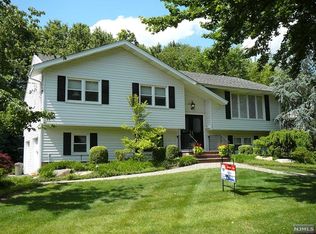 15 Pepperidge Rd, Paramus, NJ 07652